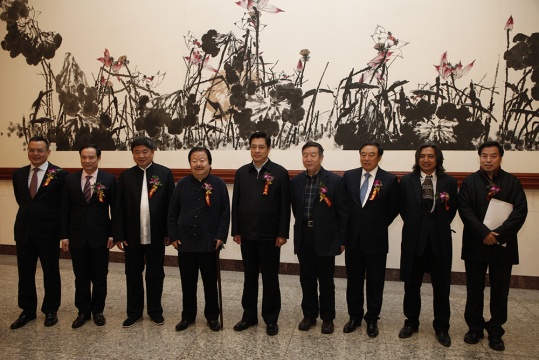 到場嘉賓：北京觀唐文化藝術(shù)有限公司董事長李保剛（左一）、星河灣董事長李文仔（左二）、故宮博物院院長單霽翔、中國美術(shù)館館長吳為山（右二、）故宮博物院常務(wù)副院長王亞民（右一）
