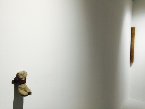 于吉2011年及2013年作品《無題》、《石頭-小身體》
