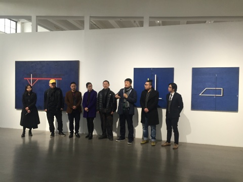 藝術家唐明偉（左三）、蘇藝（左四）、策展人趙力（右三）、亞洲藝術中心負責人李宜霖（右一）與嘉賓合影
