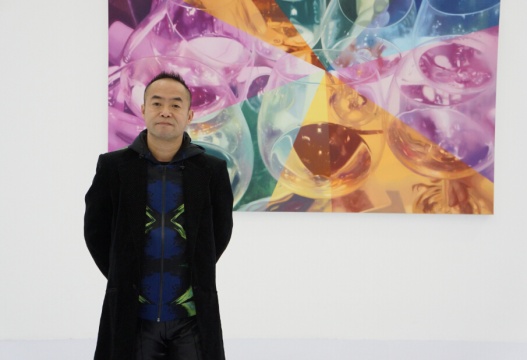 藝術(shù)家陳文波，背景作品為《最后一杯NO.1》 布面油畫 300×200 2015