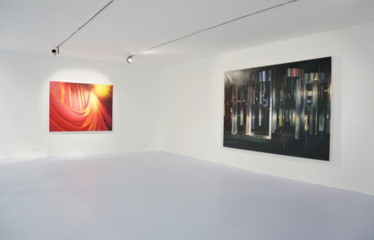 《紅幕》 布面油畫  200×150cm  2015；《入口》 布面油畫  300×200cm  2015
