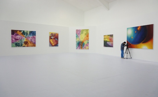 展覽現(xiàn)場，白色空間環(huán)境與陳文波作品中的色彩形成強烈的對比。
