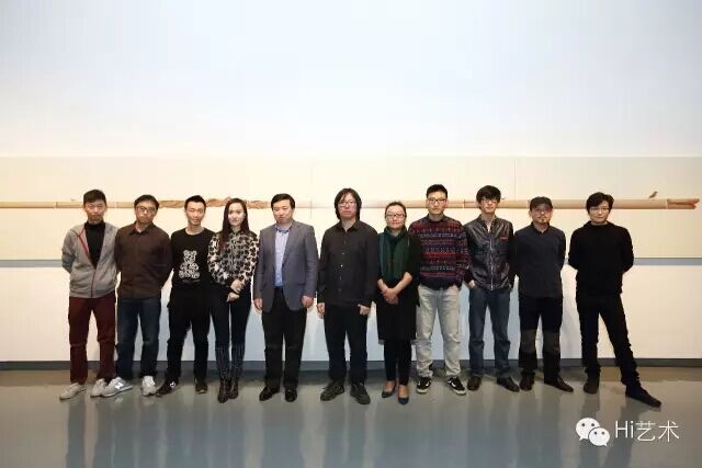 展覽現(xiàn)場，藝術(shù)家及嘉賓合影。左起：吳海洲、蔣昭昆、林于思、吳笛笛、玉衡藝術(shù)中心負(fù)責(zé)人王剛、李軍、李娜、周銘、林耿森、程保忠、許宏翔
