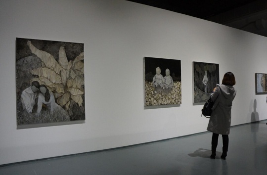 藝術家王頃現(xiàn)場，作品多來源于照片底片，帶有對“懷舊”的想象。

