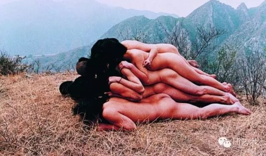 張洹 《為無名山增高一米》 69×103.5cm 1995
