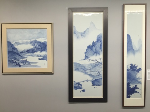 高揚(yáng)《雪山下的小村》、《秋旅圖》、《山居圖》，材質(zhì)為瓷板、釉下青花
