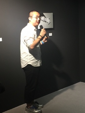 策展人楊西為大家導(dǎo)覽“西安角項(xiàng)目首展——蔡龍飛：測(cè)試盒”，他頭頂?shù)淖髌窞椴听堬w原作《片段-2》
