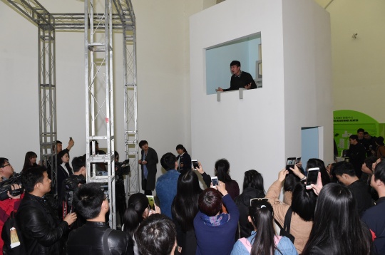 電影院，楊華導(dǎo)演的《錯位》正在上演，“我只想成為你希望的樣子......