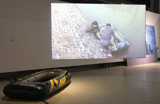 徐渠 《逆水行舟》 標(biāo)清錄像、橡皮艇  14’58”  2011
