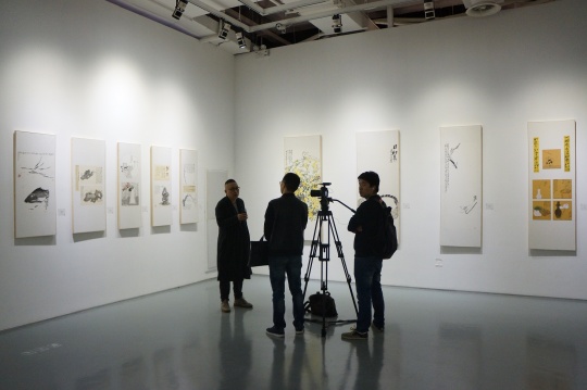 藝術(shù)家李云雷在其作品前受訪