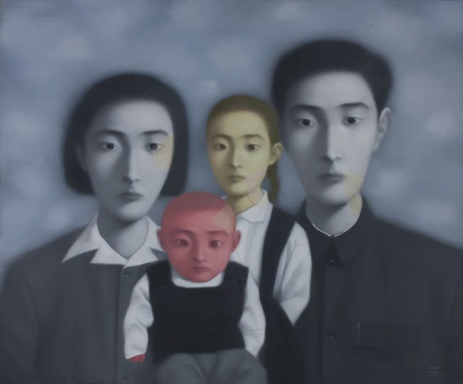 張曉剛 《血緣——大家庭17號》149 x 180.5cm  布面油彩 1998   香港M+ ?？瞬仄罚ň栀洠?圖片由藝術家及西九文化區(qū)管理局提供
