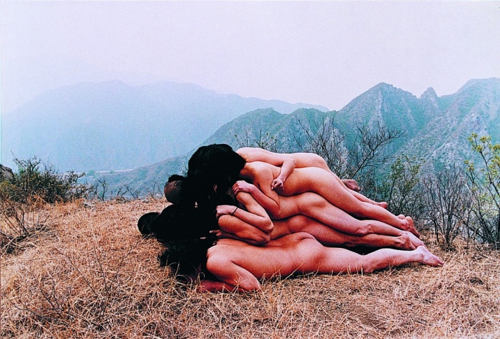 張洹 《為無名山增高一米》 69 × 103.5cm 彩色照片 1995  香港M+ ?？瞬仄罚ň栀洠?圖片由藝術家及西九文化區(qū)管理局提供

