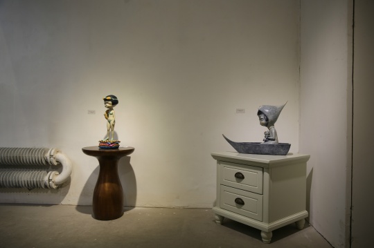 左側(cè)為蕭蕭作品《似物-蛙女》13x10x40cm 銅著色 2013年 

右側(cè)為蕭蕭作品《似物-船上》16×25×42cm 銅著色 2016年
