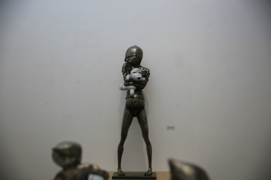 張建龍《我的青春無處安放》  35×22.5×109cm  銅化學(xué)著色  2014年

