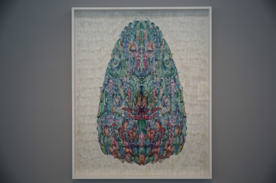 鄔建安 《蛇》 手工著色和浸蠟鏤空剪紙，棉線，紙 218×175cm 2014年
