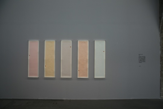 宋冬 《四菜一湯》 每張各用一道菜的調(diào)料填方格，宣紙 142×42cm 2015年
