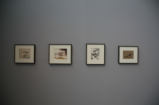 Antoni Tapies 《Cara difuminada》紙上油彩及鉛筆 23.3×27.6cm 2005年

 《Dibuix vernis Ⅱ》紙上油彩及鉛筆 25.5×32cm 2004年

 《10 papers Ⅸ》紙上油彩,鉛筆及拼貼 27.9×22.7cm 2008年

 《Taca ocre i grafismes》紙上油彩及墨水 20×27.5cm 2004年
