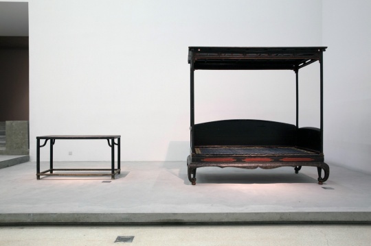 (左）黑大漆霸王棖畫(huà)桌 16~17世紀(jì) 榆木 147x70x81cm  （右）黑漆架子床  17~18世紀(jì)（清中早期） 榆木 237x133.5x234.5cm
