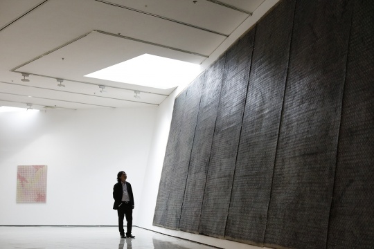 藝術(shù)家丁乙于此次展覽最大件作品前
