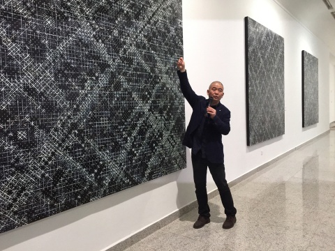 湖北美術(shù)館副館長及策展人冀少鋒 為媒體導(dǎo)覽作品的細(xì)節(jié)