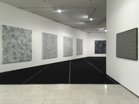左側(cè)為丁乙為此次展覽最新創(chuàng)作的的作品，右側(cè)為丁乙1990年完成的作品，遙相呼應(yīng)