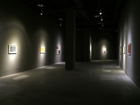 3號展廳以聚光式的布展方式集中展示了丁乙的紙本作品
