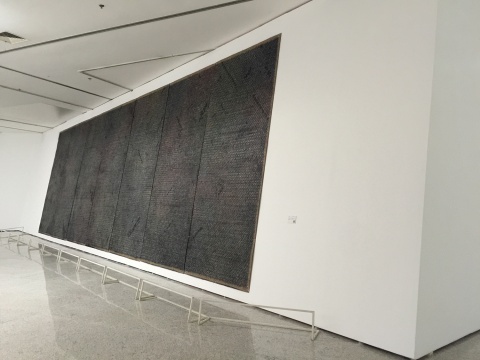 《十示 2013-B1》 400 x 181 cm x 7   粉筆、木炭、瓦楞  2013  余德耀美術(shù)館收藏
