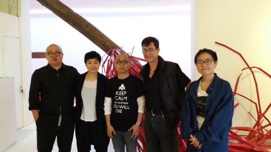 于洋（左一）、孔妍（左二）李颯（左三）、金京華（右一）