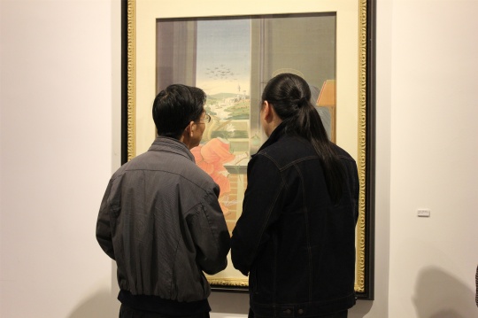 中國美術(shù)家協(xié)會副主席何家英（左）同藝術(shù)家金沙（右）觀看展覽