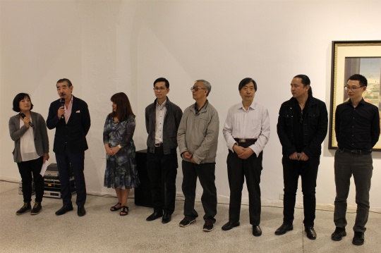 展覽開幕致辭
（左起依次為）東京畫廊經(jīng)理遲麗萍、東京畫廊負責(zé)人田畑幸人、美國亞洲藝術(shù)委員會執(zhí)行主席史玨麗、中國美術(shù)家協(xié)會副主席何家英、中央美術(shù)學(xué)院教授胡勃、北京畫院藝委會委員王志純、藝術(shù)家金沙、青年評論家魏祥奇