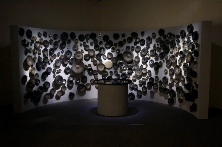 《浪》 400×220×180cm 喇叭、水、聲音裝置、木、鋼、亞克力 2015
