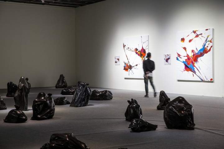 具有代表性的“無(wú)題”與“慢性“兩組作品在盧征遠(yuǎn)個(gè)展“替身”現(xiàn)場(chǎng)
