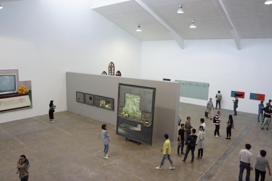 “出墻——面對裝置誘惑的繪畫”展覽現(xiàn)場
