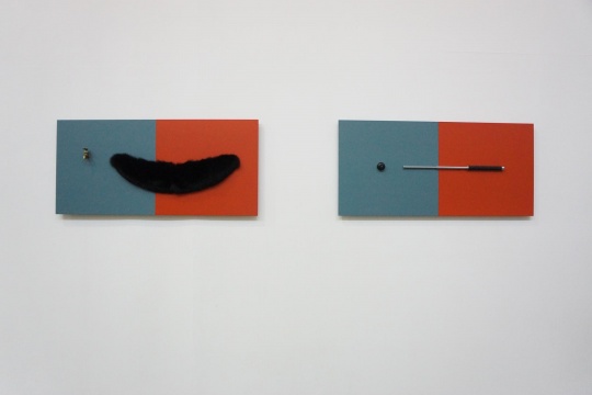 （左）高磊 《L-01》 60x128cm  水龍頭 皮草衣領(lǐng) IKEA桌面 2013、（右） 高磊 《R-01》 60x128cm  電插座- 警用甩棍- IKEA桌面  2013
