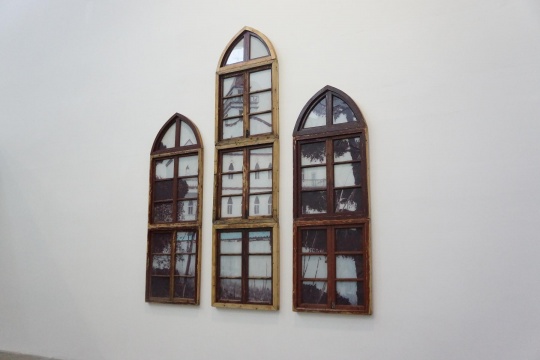 李青《鄉(xiāng)村教堂（未完成）》 350×90cm×1 250×90cm×2 木 有機玻璃 油彩  2016