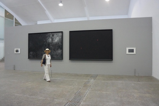 倪有魚塵埃系列《塵埃（Thomas_Ruff：17h_15m-30°）》 193.5X282X14cm 木質(zhì)黑板 粉筆 膠等綜合材料 2016（左二）

