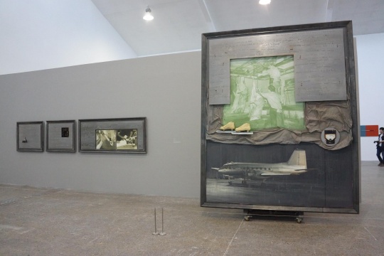 （左）閆珩 《迦南》114×94cm×2  214×94cm  綜合材料  2016、（右）閆珩《調(diào)頻—2》 260×320cm 綜合材料  2014—2016

