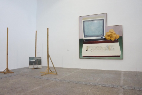 （左）仇曉飛《山前木后山》不規(guī)則尺寸  木板油畫 2012、（右）仇曉飛《缺角方塊》310×300cm 布面油畫  2013-2014
