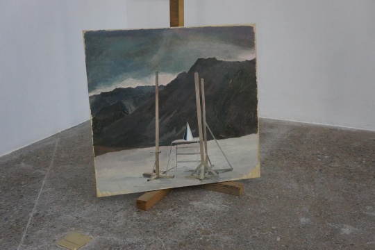 仇曉飛《山前木后山》（局部），藝術(shù)家先畫了這件小的風(fēng)景，但藝術(shù)家認(rèn)為其是一種很虛假的表達(dá)方式，藝術(shù)家在其中不知該處在何處，于是實物化了畫面中的木架，從而形成一種語義的循環(huán)，在這個語義中，藝術(shù)家是退一步的，對邱曉飛來說是一種比較舒服的角度，帶著懷疑和后撤的方式來進(jìn)行創(chuàng)作，而不是那么確定自己畫的每一筆都是稱之為繪畫的東西。