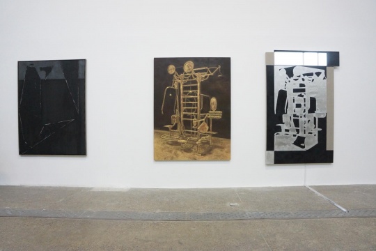 臧坤坤《無題》150x200CM 綜合媒材  2011 （中）

臧坤坤 《調(diào)和 VII》 畫框 220x140CM 、外圍 224x151.5CM 木 亞麻布 鋁 丙烯 LED燈板  2016 （右）
