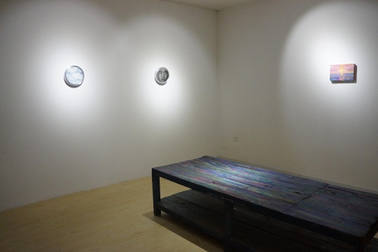 （墻上）黃宇興《當(dāng)我最需要愛》D=25cm 油墨 噴漆 宜家產(chǎn)品  2007