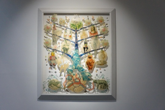 Chusak Srikwan作品，類似于圣誕樹的形式，并置了大量中西方的藝術(shù)史中的經(jīng)典形象。燈光下的投影又在畫面中形成新的空間關(guān)系。