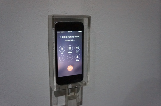 作品《未命名》中，人被手機(jī)代替，并被簡單冠以一個(gè)又一個(gè)的藝術(shù)流派的稱呼。