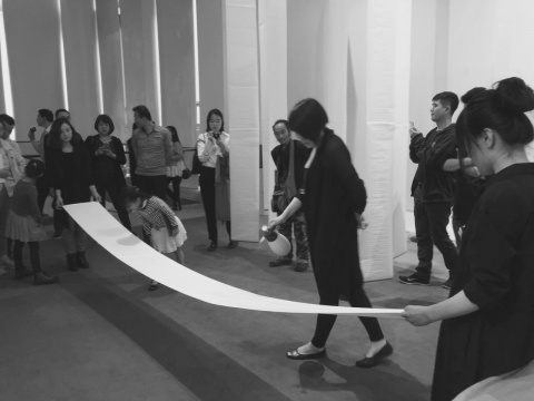 展覽現(xiàn)場，藝術家在做行為之前的準備工作。