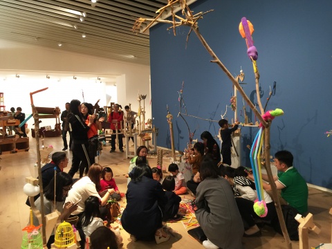 現(xiàn)場隨處可見家長與孩子之間借用藝術(shù)作品進(jìn)行互動的環(huán)節(jié)
