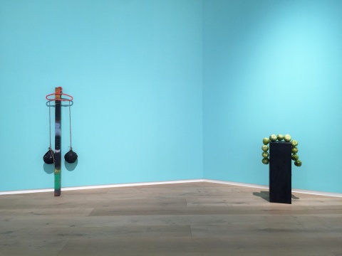 譚天  《Jannis Kounellis》  183×60×20cm   方鋼、發(fā)泡膠、氣球、衣架、麻繩   2014（左）

譚天  《Hans Haacke》  尺寸可變   展臺、梨   2016（右）
