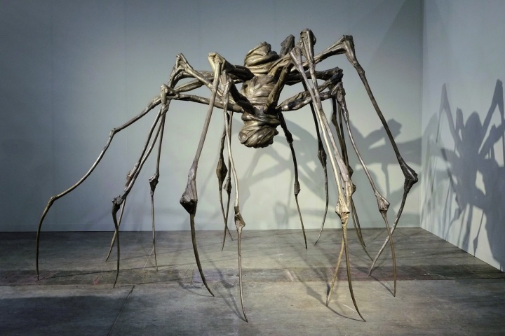全場(chǎng)最貴的作品來(lái)自路易絲·布爾喬亞的 《Spider Couple》 售價(jià)為1億港幣
