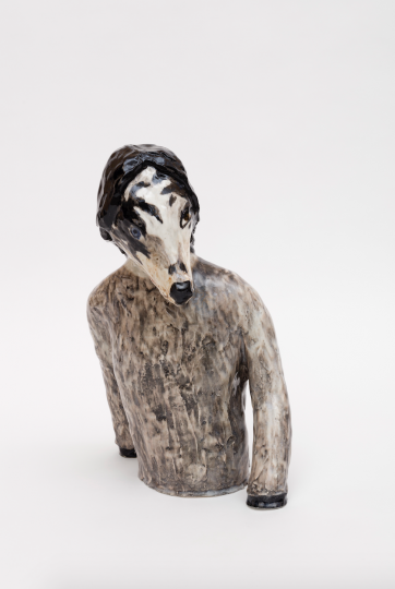 克拉拉?克莉斯塔洛娃《The artist as a dog》 52x24x37cm Glazed porcelain 2016 攝影：Carl Henrik Tillberg  Courtesy Galerie Perrotin

