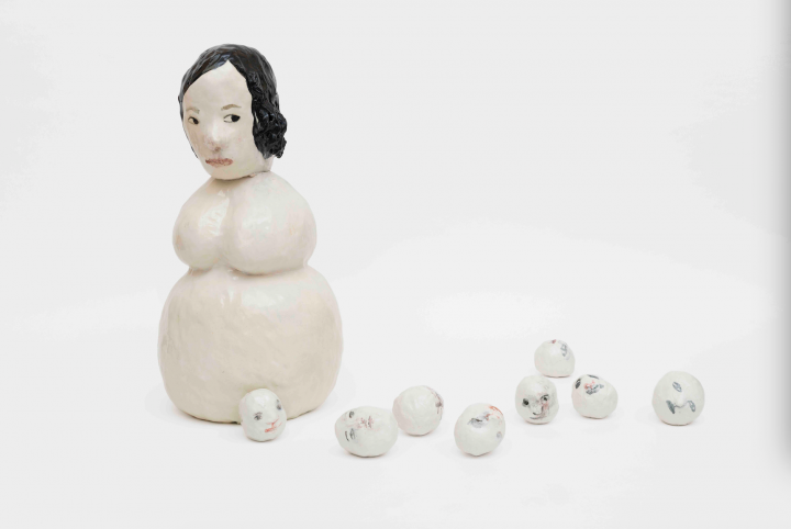 克拉拉·克莉斯塔洛娃《Snow mom》主體尺寸：86x46x46cm  雪球尺寸：直徑8至12cm不等 Glazed stoneware 2016 攝影：Carl Henrik Tillberg  Courtesy Galerie Perrotin
