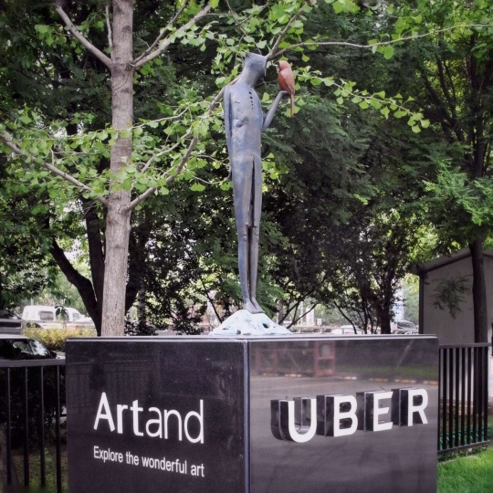 Artand和UBER合作的公共區(qū)域小型雕塑擺放，在官舍、王府井銀泰等商圈都有出現(xiàn)。
